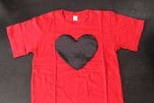 Футболка красная с черным сердцем 1 ст.